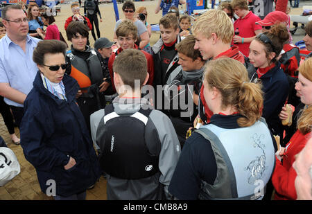 Princess Anne che frequentano scuole di una regata a Weymouth e Portland National Sailing Academy, Dorset. La Gran Bretagna. 09/07/2012 foto da: Dorset Servizio media Foto Stock