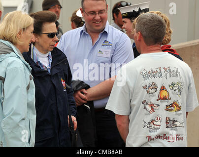 Princess Anne che frequentano scuole di una regata a Weymouth e Portland National Sailing Academy, Dorset. La Gran Bretagna. 09/07/2012 foto da: Dorset Servizio media Foto Stock