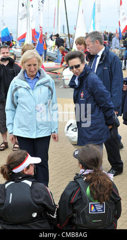 Princess Anne che frequentano scuole di una regata a Weymouth e Portland National Sailing Academy, Dorset. La Gran Bretagna. 09/07/2012 foto da: Dorset Servizio media Foto Stock