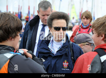 Princess Anne che frequentano scuole di una regata a Weymouth e Portland National Sailing Academy, Dorset. La Gran Bretagna. 09/07/2012 foto da: Dorset Servizio media Foto Stock