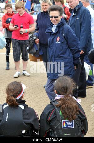 Princess Anne che frequentano scuole di una regata a Weymouth e Portland National Sailing Academy, Dorset. La Gran Bretagna. 09/07/2012 foto da: Dorset Servizio media Foto Stock