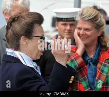 Princess Anne che frequentano scuole di una regata a Weymouth e Portland National Sailing Academy, Dorset. La Gran Bretagna. 09/07/2012 foto da: Dorset Servizio media Foto Stock