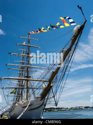 New London, Connecticut, Stati Uniti d'America - 9 Luglio 2012: Super Wide Angle View di prua del Cisne Branco, il che significa che il White Swan, il Tall Ship della Marina brasiliana, con il segnale bandiere, a Fort Trumbull sull'ultimo giorno di funzionamento Sail 2012 Connecticut, celebra il bicentenario della guerra del 1812 e penning della stella Lamas Banner, gli Stati Uniti inno nazionale. Foto Stock