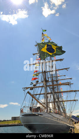 New London, Connecticut, Stati Uniti d'America - 9 Luglio 2012: il brasiliano Marina Tall Ship Cisne Branco (White Swan), con il segnale di bandiere e di bandiera brasiliana battenti, a Fort Trumbull durante il funzionamento la vela 2012 Connecticut, per la commemorazione del bicentenario della guerra del 1812 e penning della stella Lamas Banner, gli Stati Uniti inno nazionale. Foto Stock