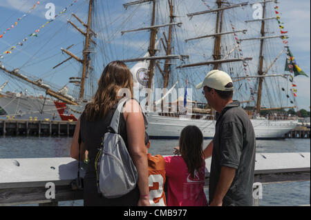 Una vacanza in famiglia nel Connecticut. Famiglia e famiglia concetto di turismo di vacanza del New England. New London, CT, USA - una madre, un padre e due bambini piccoli, un fratello e una sorella in vacanza dal Texas vedere le alte navi allo storico Fort Trumbull, dove l'alta nave americana la Guardia Costiera barque l'Aquila è solitamente ancorata in estate. Modello rilasciato. Vedere la didascalia originale di Live News nelle informazioni facoltative. Foto Stock