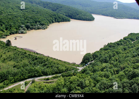 8 luglio 2012 - OEÃ®Ã±ÃªÃ¢Ã Mosca, Territorio di Krasnodar, Russia - Luglio 08,2012. Il Kuban flood.le peggiori inondazioni della regione Krasnodar della Russia meridionale ha visto in 70 anni ha sostenuto oltre 170 vive. Nella foto: Neberdzhaevskoye serbatoio. (Credito Immagine: © PhotoXpress/ZUMAPRESS.com) Foto Stock