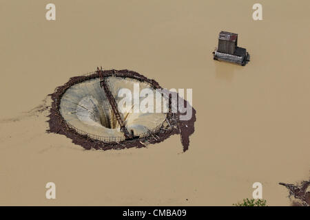 8 luglio 2012 - OEÃ®Ã±ÃªÃ¢Ã Mosca, Territorio di Krasnodar, Russia - Luglio 08,2012. Il Kuban flood.le peggiori inondazioni della regione Krasnodar della Russia meridionale ha visto in 70 anni ha sostenuto oltre 170 vive. Nella foto: costruzioni di Neberdzhaevskoye serbatoio. (Credito Immagine: © PhotoXpress/ZUMAPRESS.com) Foto Stock