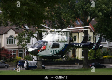 Londra 10/7/12. G-KAAT, un McDonnell Douglas MD-902 EXPLORER elicottero del Kent Air Ambulance prende il largo su case residenziali in South London Park. Il velivolo ha appena consegnato un incidente al Kings College Hospital sulla Danimarca Hill, Camberwell. Kent, Surrey & Sussex Air Ambulance Trust è un ente benefico registrato stabilito per alleviare malati e feriti nel sud-est dell' Inghilterra e le aree circostanti fornendo un elicottero il servizio di emergenza medica (ORLI). Foto Stock