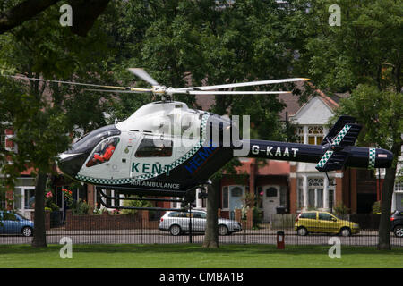 Londra 10/7/12. G-KAAT, un McDonnell Douglas MD-902 EXPLORER elicottero del Kent Air Ambulance prende il largo su case residenziali in South London Park. Il velivolo ha appena consegnato un incidente al Kings College Hospital sulla Danimarca Hill, Camberwell. Kent, Surrey & Sussex Air Ambulance Trust è un ente benefico registrato stabilito per alleviare malati e feriti nel sud-est dell' Inghilterra e le aree circostanti fornendo un elicottero il servizio di emergenza medica (ORLI). Foto Stock