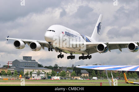 Farnborough International Airshow di Farnborough 2012, UK.martedì 10 luglio 2012 La seconda giornata del del Airshow flighing visualizza il commercio giorni. Malaysia Airlines Airbus A380 sbarco dopo la sua flighing display Foto Stock