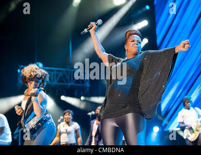 Jul 07, 2012 - New Orleans, in Louisiana, Stati Uniti d'America - cantante ERICA ATKINS-Campbell e TINA ATKINS-CAMPBELL della banda Mary Mary suona dal vivo come parte del 2012 Essence Music Festival che si svolge presso la Mercedes Benz Superdome. Copyright 2012 Jason Moore. (Credito Immagine: © Jason Moore/ZUMAPRESS.com) Foto Stock