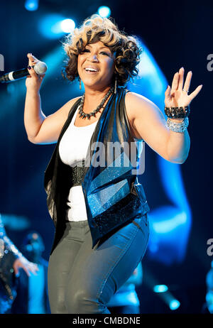 Jul 07, 2012 - New Orleans, in Louisiana, Stati Uniti d'America - cantante ERICA ATKINS-CAMPBELL della banda Mary Mary suona dal vivo come parte del 2012 Essence Music Festival che si svolge presso la Mercedes Benz Superdome. Copyright 2012 Jason Moore. (Credito Immagine: © Jason Moore/ZUMAPRESS.com) Foto Stock