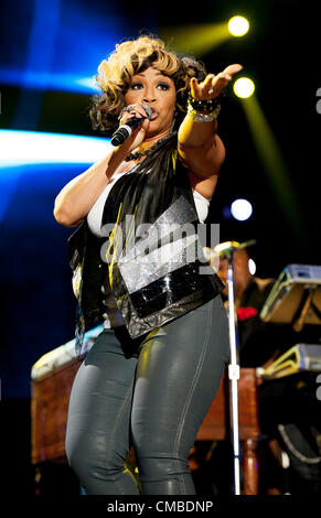 Jul 07, 2012 - New Orleans, in Louisiana, Stati Uniti d'America - cantante ERICA ATKINS-CAMPBELL della banda Mary Mary suona dal vivo come parte del 2012 Essence Music Festival che si svolge presso la Mercedes Benz Superdome. Copyright 2012 Jason Moore. (Credito Immagine: © Jason Moore/ZUMAPRESS.com) Foto Stock