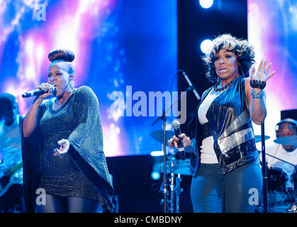 Jul 07, 2012 - New Orleans, in Louisiana, Stati Uniti d'America - cantante ERICA ATKINS-Campbell e TINA ATKINS-CAMPBELL della banda Mary Mary suona dal vivo come parte del 2012 Essence Music Festival che si svolge presso la Mercedes Benz Superdome. Copyright 2012 Jason Moore. (Credito Immagine: © Jason Moore/ZUMAPRESS.com) Foto Stock