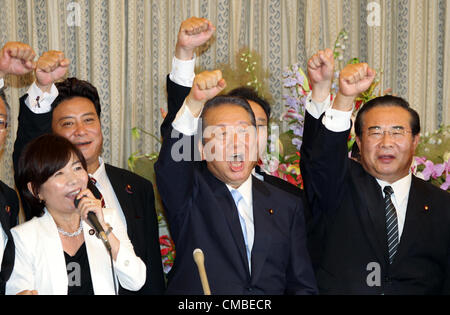 Luglio 11, 2012 - Tokyo, Giappone - Giapponese veterano politico ICHIRO OZAWA (C) che ha lanciato la corrente pregiudiziale Partito democratico del Giappone, partecipa a una nuova convenzione di partito dopo il lancio del suo nuovo partito sulla luglio 11, 2012 a Tokyo, Giappone. Insieme con 37 inferiore i membri della casa e 12 upper house membri, Ozawa è di nuovo gruppo consiste di 49 membri. (Credito Immagine: © Koichi Kamoshida Jana/press/ZUMAPRESS.com) Foto Stock