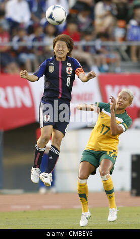 Luglio 11, 2012 - Tokyo, Giappone - Giappone di Aya Miyama (L) capi la palla su Australia Kyah Simon durante le loro donne amichevole partita di calcio in Tokyo Luglio 11, 2012. (Credito Immagine: © Shugo Takemi Jana/press/ZUMAPRESS.com) Foto Stock