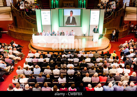 London, Regno Unito - 11 Luglio 2012: più di 2000 gli agricoltori del settore lattiero da attraversavano il Regno Unito si riuniscono nella Westminster Hall centrale a manifestare contro i tagli previsti per i pagamenti che ricevono per il loro latte. Foto Stock