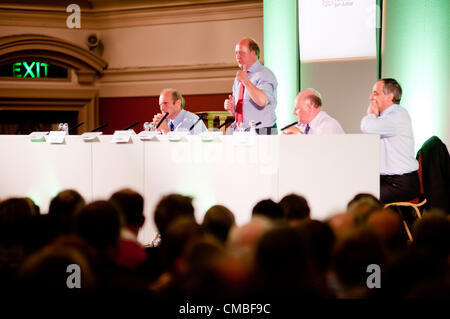 London, Regno Unito - 11 Luglio 2012: Nigel Miller da NFUS, indirizzi il pubblico di Westminster Hall centrale dove più di 2000 gli agricoltori del settore lattiero si sono riuniti per protestare contro i tagli previsti per i pagamenti che ricevono per il loro latte. Foto Stock