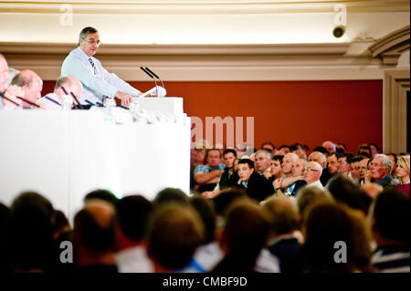 London, Regno Unito - 11 Luglio 2012: Meurig Raymond, NFU Vice Presidente, indirizzi il pubblico di Westminster Hall centrale dove più di 2000 gli agricoltori del settore lattiero si sono riuniti per protestare contro i tagli previsti per i pagamenti che ricevono per il loro latte. Foto Stock