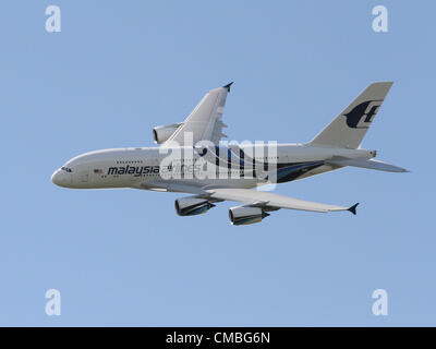 Un Airbus A380 wide-body, quattro-motore aereo jet nella livrea della Malaysia Airlines Volare a Farnborough Airshow internazionale 2012 nel Regno Unito il 11 luglio 2012. Malaysia Airlines ha ordinato sei un380s, di cui questo è il primo ad essere consegnato. Ora ci sono 257 gli ordini fermi per un380S da 20 diverse compagnie aeree di tutto il mondo, di cui 77 sono stati consegnati. Foto Stock