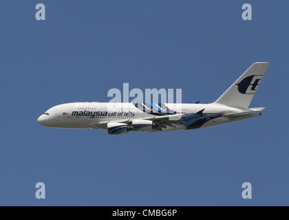 Un Airbus A380 wide-body, quattro-motore aereo jet nella livrea della Malaysia Airlines Volare a Farnborough Airshow internazionale 2012 nel Regno Unito il 11 luglio 2012. Malaysia Airlines ha ordinato sei un380s, di cui questo è il primo ad essere consegnato. Ora ci sono 257 gli ordini fermi per un380S da 20 diverse compagnie aeree di tutto il mondo, di cui 77 sono stati consegnati. Foto Stock