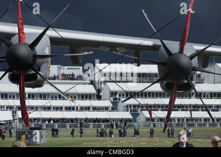 11 giugno 2012. Farnborough airshow internazionale. Nella foto - propellors dalla Boeing C-17 Globemaster III, con chalets aziendale e gli ospiti in background Foto Stock