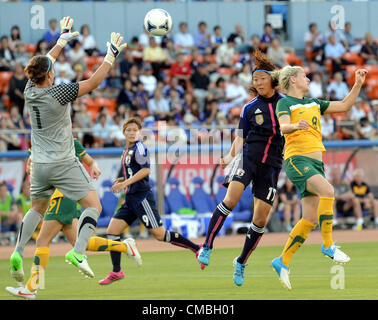 Luglio 11, 2012, Tokyo, Giappone - Giappone Yuki Oghimi (17) orologi la sfera vele lontano durante il mercoledì amichevole partita di calcio con l'Australia in Tokyos dello Stadio Nazionale sulla luglio 11, 2012. Nadeshiko Giappone, womens campione della Coppa del Mondo, beat Australia 3-0 in send-off game per le Olimpiadi di Londra. (Foto di Natsuki Sakai/AFLO) AYF -mis- Foto Stock