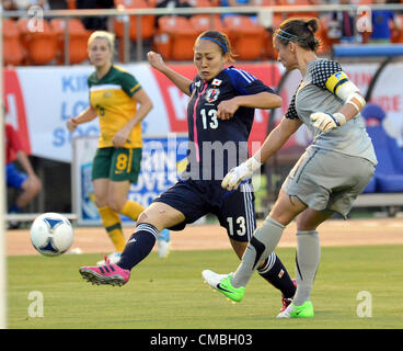 Luglio 11, 2012, Tokyo, Giappone - Giappone Karina Maruyama (13) il sistema VIES per il controllo della palla contro Australian goalie durante il mercoledì amichevole partita di calcio con l'Australia in Tokyos dello Stadio Nazionale sulla luglio 11, 2012. Nadeshiko Giappone, womens campione della Coppa del Mondo, beat Australia 3-0 in send-off game per le Olimpiadi di Londra. (Foto di Natsuki Sakai/AFLO) AYF -mis- Foto Stock