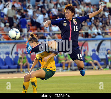 Luglio 11, 2012, Tokyo, Giappone - il Giappone è Megumi Takase calci la palla durante il mercoledì amichevole partita di calcio con l'Australia in Tokyos dello Stadio Nazionale sulla luglio 11, 2012. Nadeshiko Giappone, womens campione della Coppa del Mondo, beat Australia 3-0 in send-off game per le Olimpiadi di Londra. (Foto di Natsuki Sakai/AFLO) AYF -mis- Foto Stock