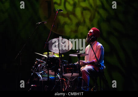 Luglio 11, 2012 - Las Palmas, Isole Canarie, Spagna - batterista Nirankar Khalsa, nato negli Stati Uniti e in esecuzione sul palco con il Jerry Gonzalez Trio, durante il festival international canarias jazz & mas Heineken, in Teatro Cicca, Las Palmas, Isole Canarie, mercoledì 11 luglio 2012. A causa di condizioni di luce molto bassa le immagini hanno un po' di rumore. Foto Stock