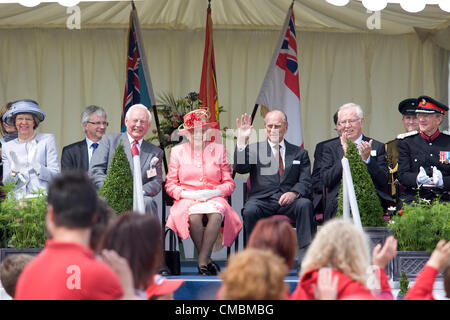 RAF Cosford, Shropshire, Regno Unito. 12 Luglio, 2012. Sua Maestà la Regina Elisabetta e il Principe Filippo frequentando il Giubileo Pageant a RAF Cosford. Foto Stock