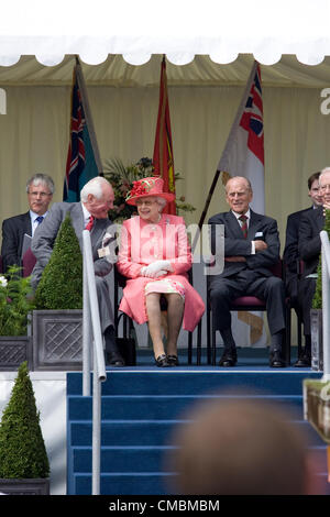 RAF Cosford, Shropshire, Regno Unito. 12 Luglio, 2012. Sua Maestà la Regina Elisabetta e il Principe Filippo frequentando il Giubileo Pageant a RAF Cosford. Foto Stock