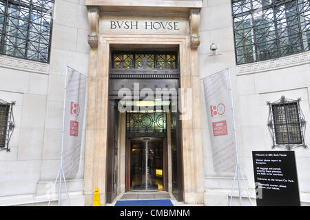 Aldwych, Londra, Regno Unito. Le porte della casa di Bush. L'ultimo la BBC World Service notifica è stata fatta da Bush House, la finale news bulletin è stata letta a mezzogiorno. Foto Stock