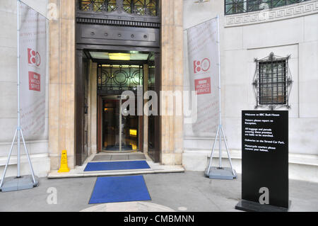 Aldwych, Londra, Regno Unito. Le porte della casa di Bush. L'ultimo la BBC World Service notifica è stata fatta da Bush House, la finale news bulletin è stata letta a mezzogiorno. Foto Stock