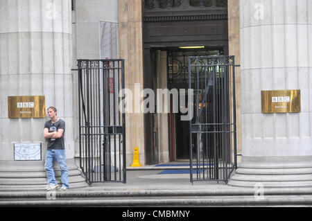 Aldwych, Londra, Regno Unito. Un dipendente di Bush House. L'ultimo la BBC World Service notifica è stata fatta da Bush House, la finale news bulletin è stata letta a mezzogiorno. Foto Stock