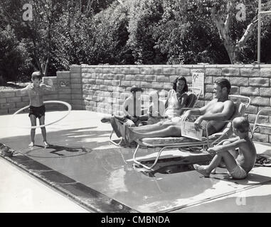 CHUCK CONNORS con moglie e figli Mike , Jeff , Steve e Kevin a casa.fornito da foto inc.(Immagine di credito: Â© fornito dal mondo Foto Inc/Globe foto/ZUMAPRESS.com) Foto Stock