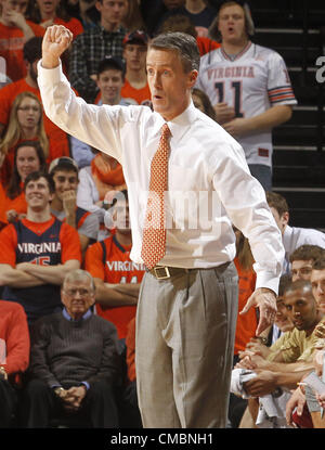 Gen 26, 2012 - Charlottesville, Virginia, Stati Uniti - Boston College capo allenatore Steve Donahue durante la partita contro la Virginia sabato 26 febbraio, 2012 a Charlottesville, Virginia Virginia ha sconfitto il Boston College 66-49. (Credito Immagine: © Andrew Shurtleff/ZUMAPRESS.com) Foto Stock