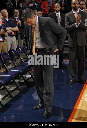 Gen 26, 2012 - Charlottesville, Virginia, Stati Uniti - Virginia head coach Tony Bennett durante la partita contro il Boston College sabato 26 febbraio, 2012 a Charlottesville, Virginia Virginia ha sconfitto il Boston College 66-49. (Credito Immagine: © Andrew Shurtleff/ZUMAPRESS.com) Foto Stock