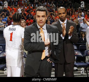 Gen 26, 2012 - Charlottesville, Virginia, Stati Uniti - Virginia head coach Tony Bennett durante la partita contro il Boston College sabato 26 febbraio, 2012 a Charlottesville, Virginia Virginia ha sconfitto il Boston College 66-49. (Credito Immagine: © Andrew Shurtleff/ZUMAPRESS.com) Foto Stock