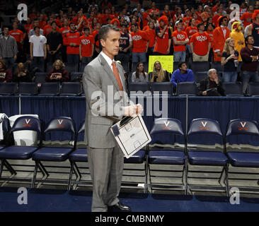 Gen 26, 2012 - Charlottesville, Virginia, Stati Uniti - Boston College capo allenatore Steve Donahue durante la partita contro la Virginia sabato 26 febbraio, 2012 a Charlottesville, Virginia Virginia ha sconfitto il Boston College 66-49. (Credito Immagine: © Andrew Shurtleff/ZUMAPRESS.com) Foto Stock