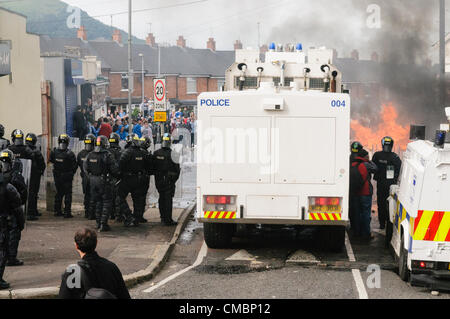 Belfast, 12/07/2012 - cannone ad acqua viene portato in per disperdere i dimostranti come la violenza scoppia in Ardoyne 12 luglio successivo ordine arancione parade Foto Stock
