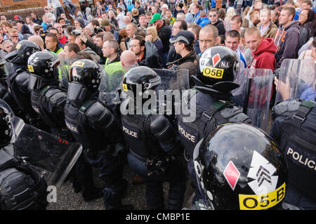 Belfast, 12/07/2012 - PSNI poliziotti vestito in tenuta da sommossa a trattenere un arrabbiato folla di persone Foto Stock