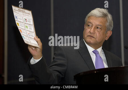 Luglio 12, 2012 - Messico, Distrito Federal, Messico - messicano candidato presidenziale Andrés Manuel Lopez Obrador archiviato il giovedì, luglio 12, 2012 una sfida giuridica cercando di invalidare Enrique Peña NietoÃ¢â'¬â"¢s luglio 1 vittoria, dicendo che il Partito Rivoluzionario Istituzionale (PRI) hanno comprato voti e violato il countryÃ¢â'¬â"¢costituzione s. (Credito Immagine: © Octavio Nava/Prensa Internacional/ZUMAPRESS.com) Foto Stock