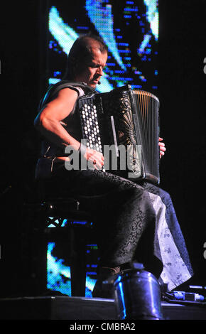 Kimmo Pohjonen di Finlandia eseguire durante il festival di musica di colori di Ostrava, Repubblica Ceca, giovedì 12 luglio, 2012. (CTK foto/Jaroslav Ozana) Foto Stock