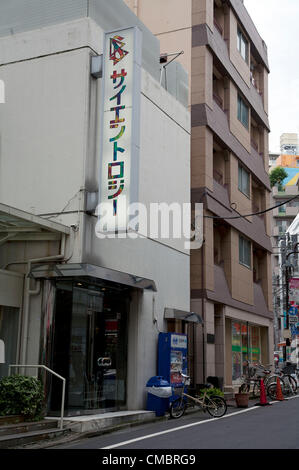 Luglio 13, 2012, Tokyo, Giappone - La facciata esterna della chiesa di Scientology' a Tokyo. Scientology è stata fondata da Ron Hubbard in Camden, nel New Jersey nel 1952. Scientology opera chiese di tutto il mondo. Non è riconosciuta come una religione in Giappone e il quartier generale di Tokyo sono in uno dei meno aree ricche della capitale giapponese. Nella foto il segno di arcobaleno lettere colorate legge 'Scientology' in giapponese di set di caratteri katakana. Foto Stock