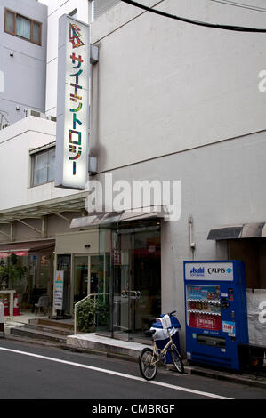 Luglio 13, 2012, Tokyo, Giappone - La facciata esterna della chiesa di Scientology' a Tokyo. Scientology è stata fondata da Ron Hubbard in Camden, nel New Jersey nel 1952. Scientology opera chiese di tutto il mondo. Non è riconosciuta come una religione in Giappone e il quartier generale di Tokyo sono in uno dei meno aree ricche della capitale giapponese. Nella foto il segno di arcobaleno lettere colorate legge 'Scientology' in giapponese di set di caratteri katakana. Foto Stock