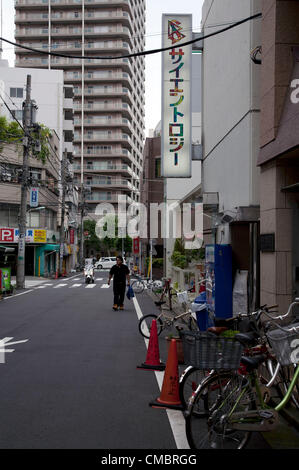 Luglio 13, 2012, Tokyo, Giappone - La facciata esterna della chiesa di Scientology' a Tokyo. Scientology è stata fondata da Ron Hubbard in Camden, nel New Jersey nel 1952. Scientology opera chiese di tutto il mondo. Non è riconosciuta come una religione in Giappone e il quartier generale di Tokyo sono in uno dei meno aree ricche della capitale giapponese. Nella foto il segno di arcobaleno lettere colorate legge 'Scientology' in giapponese di set di caratteri katakana. Foto Stock