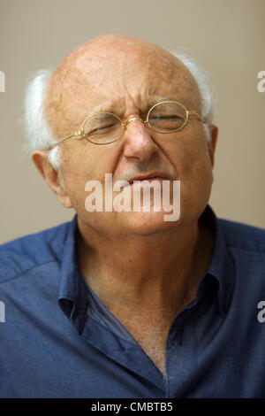 9 luglio 2012 - San Pietroburgo, Russia - Luglio 09,2012. Nella foto: Il compositore francese Vladimir Cosma alla conferenza stampa a San Pietroburgo, Russia. (Credito Immagine: © PhotoXpress/ZUMAPRESS.com) Foto Stock