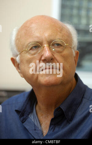 9 luglio 2012 - San Pietroburgo, Russia - Luglio 09,2012. Nella foto: Il compositore francese Vladimir Cosma alla conferenza stampa a San Pietroburgo, Russia. (Credito Immagine: © PhotoXpress/ZUMAPRESS.com) Foto Stock