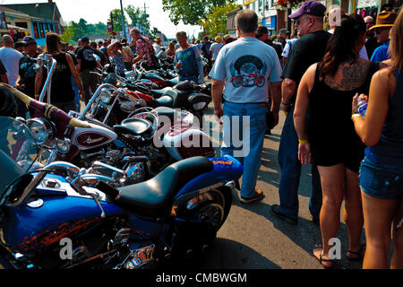 13. 07. 2012 Port dover Ontario Canada, Venerdì 13 ° giro in moto. Migliaia di appassionati di motociclette si recano a Port dover, città del lago Erie, decine di migliaia di ciclisti e visitatori decenti sulla città di circa 5000 anni residenti lungo la costa settentrionale del lago Erie per questo evento tradizionale. Foto Stock